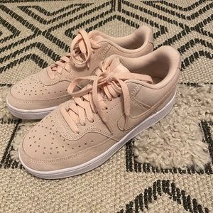 Nikes women court visión low in pink suede